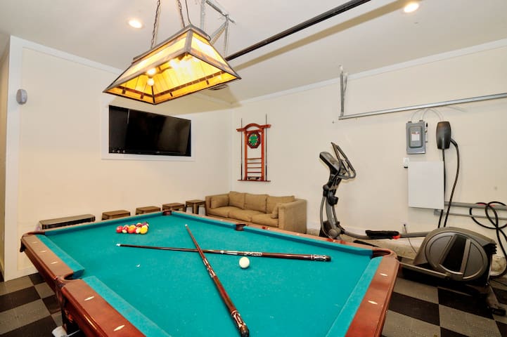 Gr8View-LrgDeck-BBQ-Spa-PoolTable-2xOven-Sleeps12 gallery image 4