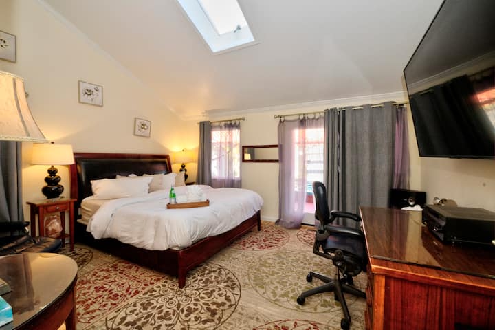 Основна спалня с Калифорния. Голямо двойно легло, самостоятелна баня, директен достъп до спа центъра и терасата. Включва климатик, отопление, допълнителни възглавници, озвучителна система на Sony и вътрешна камина. 

Идеален за отдих и комфорт със зашеметяващи удобства за престоя ви.