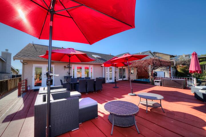 Gr8View-LrgDeck-BBQ-Spa-PoolTable-2xOven-Sleeps12