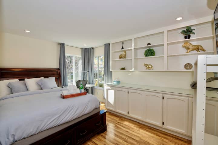 Светла спалня с двойно легло и стоящо бюро е идеална за отдих или производителност. Включва отопление, закачалки, спално бельо и телевизор за забавление. Това удобно помещение е предназначено да отговаря на нуждите ви от работа и почивка по време на престоя ви.