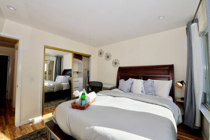 Уютна спалня с двойно легло, бюро и достатъчно чекмеджета в килера. Включва отопление, допълнителни възглавници/одеяла, закачалки и щори. Идеално за почивка и производителност, предлагащо удобно и функционално пространство по време на престоя ви.