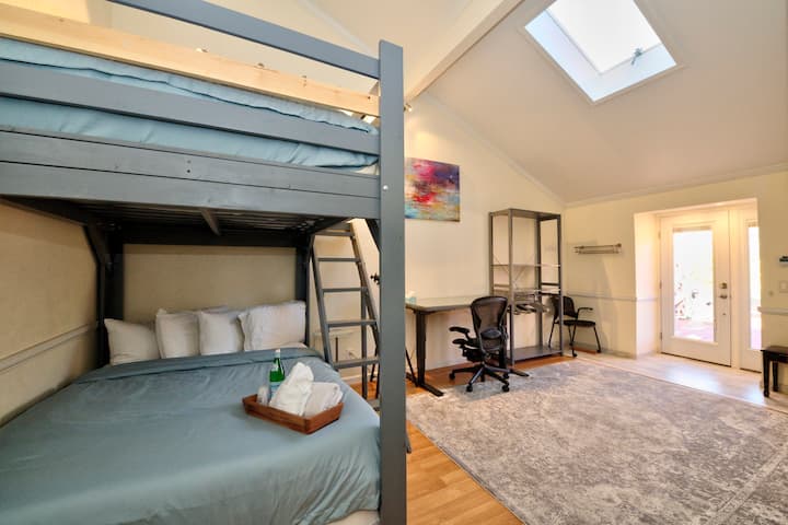 Просторна спалня с 2 двойни двуетажни легла, стоящо бюро и първокласен стол „Херман Милър“ за работа или учене. Характеристиките включват климатик, отопление и бърз достъп до верандата за чист въздух и отдих. Идеално за комфорт и производителност.