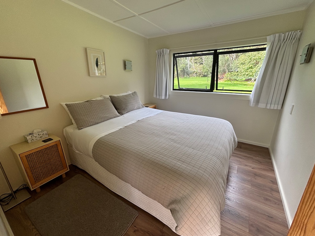 מיטת קווין עם שמיכה חשמלית.  בחדר השינה יש מאוורר בקיץ ותנור חימום בחורף. בחלון אחד יש רשת נגד חרקים.  יש מראה בגובה מלא על הקיר שמאחורי הדלת. וילונות עם בטנה שחורה.