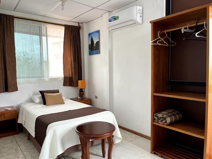 Მდებარეობს მისაღები ოთახის შიდა კიბეზე.