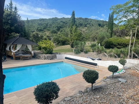 House with pool, between vineyards and scrubland.