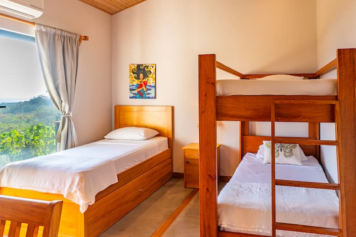 3号卧室-有一张超级舒适的双人床和一张双层床。