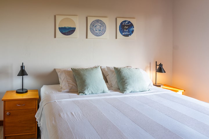 2号卧室-加大双人床。 