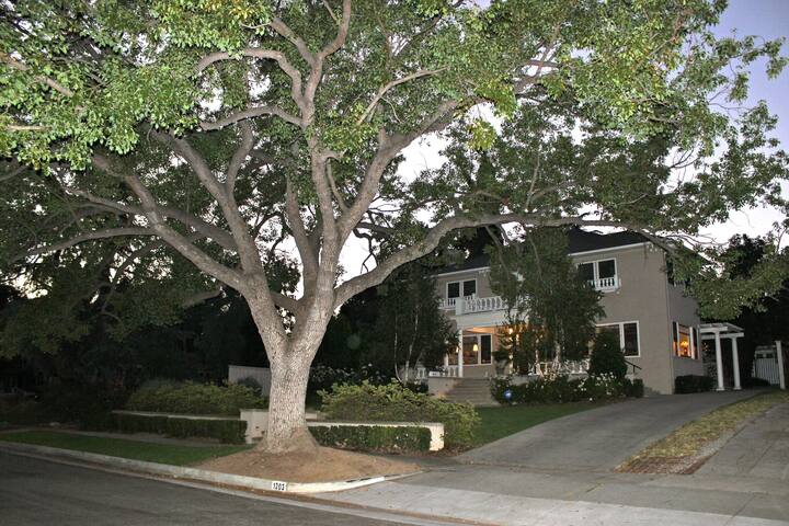 1922 Historic Pasadena Home Special October Rates! gallery image 3