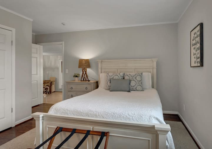 Მთავარი საძინებელი დიდი ზომის, საწოლითა და ლუქს-კლასის სააბაზანოთი