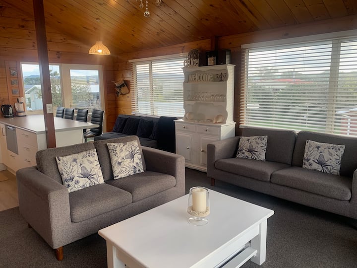 Sebule na jiko la wazi lenye meza ya kula chakula cha asubuhi