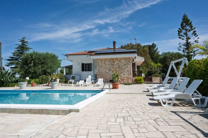 Villa with Pool in Puglia for 8 people gallery image 4