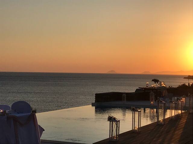 Villa Frear-two waterfront villas, infinity pool gallery image 3