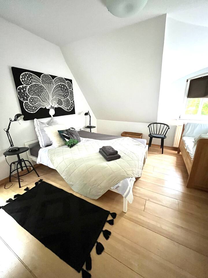 Letto matrimoniale da 160 cm con materasso Bodyguard + topper, oltre a una culla