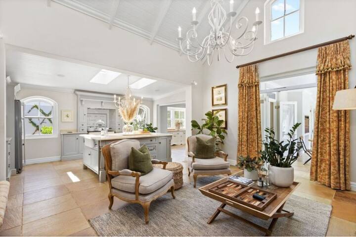 Lovely 3-Bedroom Retreat in Constantia gallery image 5