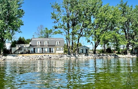 Lakefront - Sleeps 8 -Private Deck & Sunset Views