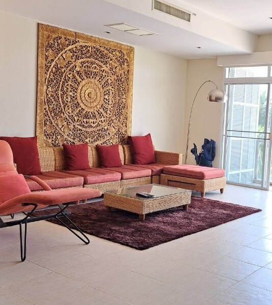 Disfruta de una vida de lujo con nuestra amplia sala de estar que conduce a una impresionante terraza con una mesa de comedor que ofrece una vista impresionante y acceso a nuestra piscina de 1,25 km de largo. ¡Reserva ahora y experimenta la máxima relajación con estilo!