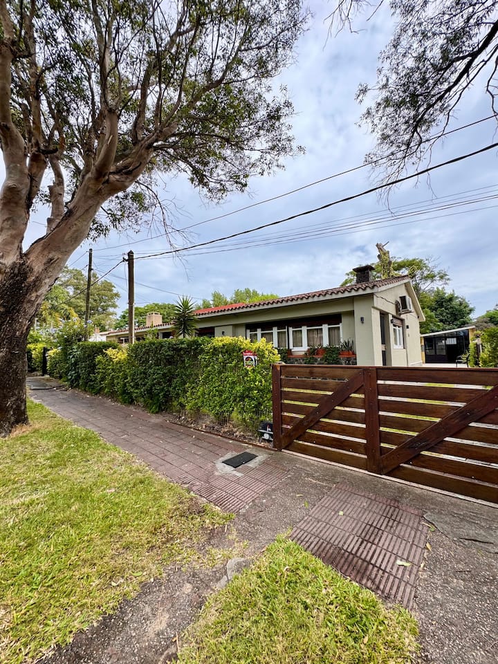 Casa En La Floresta A 100 Mts Del Mar - Atlántida