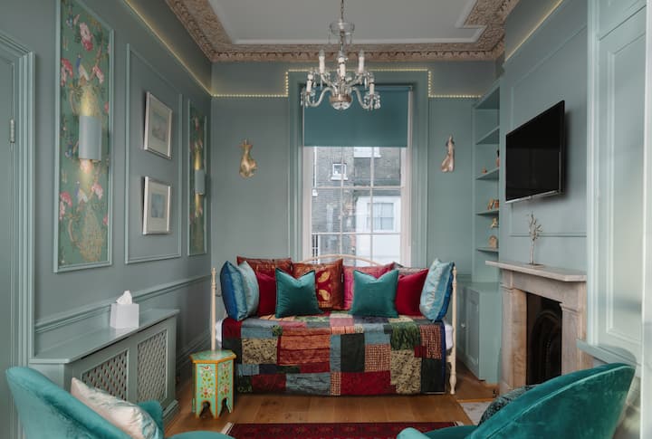 סלון אחורי בקומה הראשונה עם טלוויזיה ומיטת יום. יש עוד מיטת יחיד מתחת למיטת היום, שתראו בתמונה הבאה,