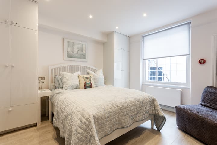 חדר שינה קדמי בקומת הקרקע התחתונה - יש בו גם כיסא מיטה מתקפל (ראו מימין)