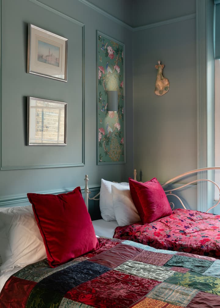 שתי המיטות היחידות הממוקמות בסלון האחורי בקומה הראשונה