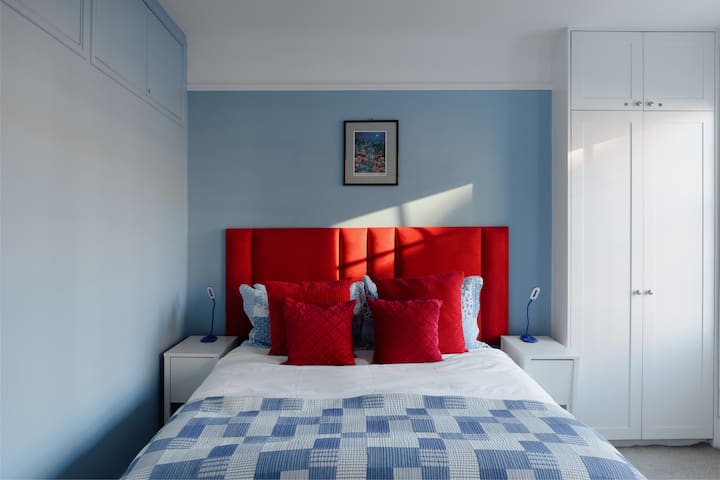 קומה עליונה (שנייה) חדר שינה קדמי מיטת קווין סייז (150 ס"מ/רוחב 5 רגל)