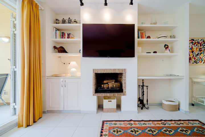 SMART TV S NETFLIX PRIKLJUČKOM I IZRAVNIM IZLAZOM NA TERASU
UREĐENI KAMIN