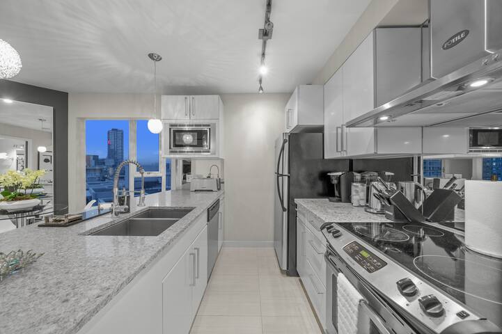 Beautiful, Modern, Luxury, Comfortable Condo gallery image 5