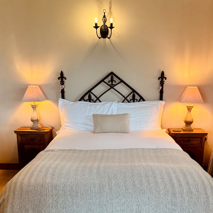 Lit king size - chambre/salon ouvert avec vue imprenable sur les montagnes de Snowdonia et le paysage gallois.