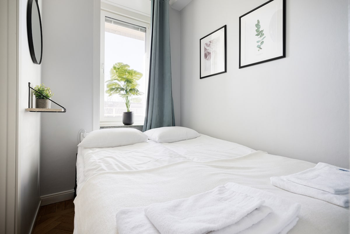 Dormitorio compacto con una cama de 140 cm