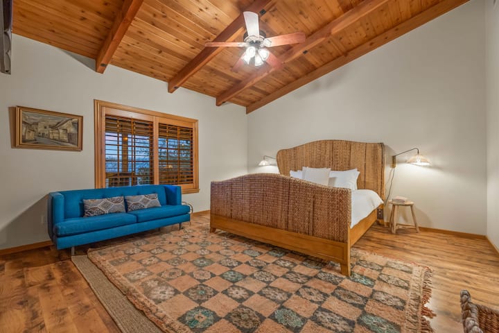 Спијте лесно на луксузниот душек Leesa и чаршафите од органски памук Quince и  ретро креветот од ратан Tommy Bahama. 