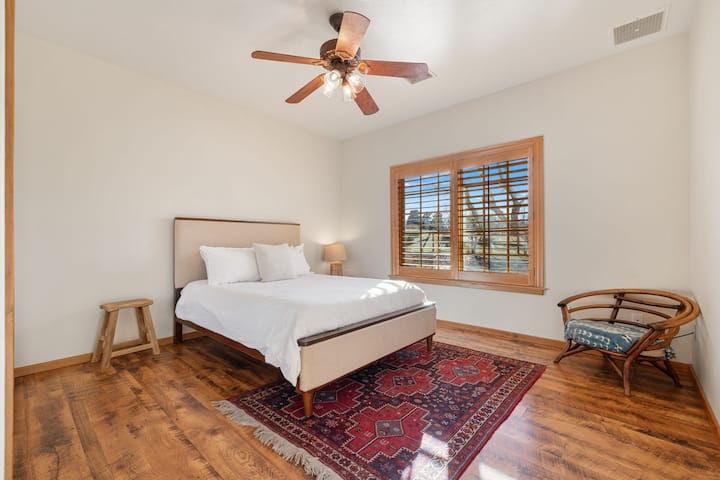 Душек Leesa со чаршафи од органски памук од Quince. 