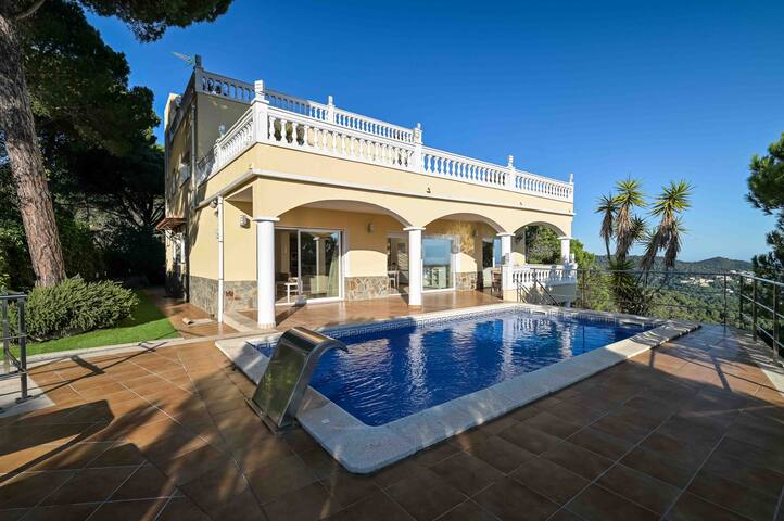 ★ CoastalVillas – Villa Vistamar ★ waterfall pool