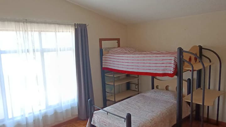 Dhomë e vendosur në pjesën tjetër të shkallëve dhe mund të përdoret për të vegjlit e familjes, pasi ka një krevat marinari.