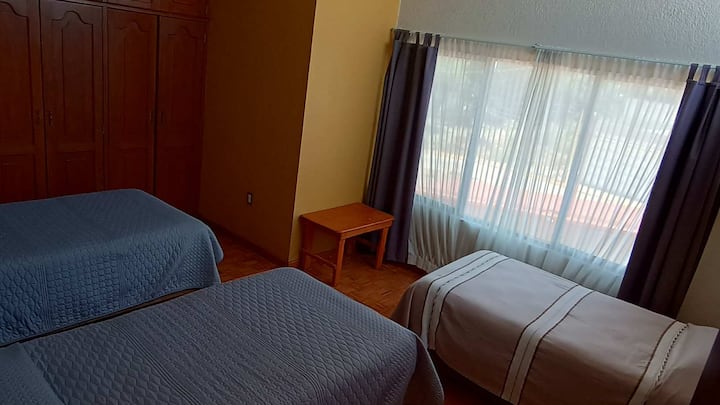 Dhomë e bollshme e vendosur në katin e sipërm të shtëpisë, pranë zonës së pushimit, ka një krevat dopio dhe dy krevate tek, ka shumë dritë natyrale dhe një pamje të portës së makinave.