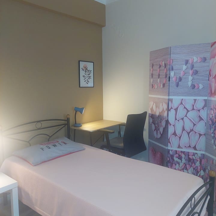 Dve jednolôžka a rozkladacia pohovka. 