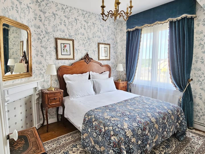 La chambre Palais D'été et sont dressing vous offrent 15m2 et un lit King size en 160cm de large de qualité supérieure.