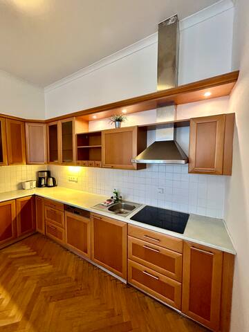 Spacious central apartment for 12 – PC A41 3B gallery image 2