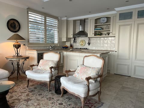Popular Airbnb listing: Waterfront Apartment on a quiet cul-de-sac in Elizabeth Bay