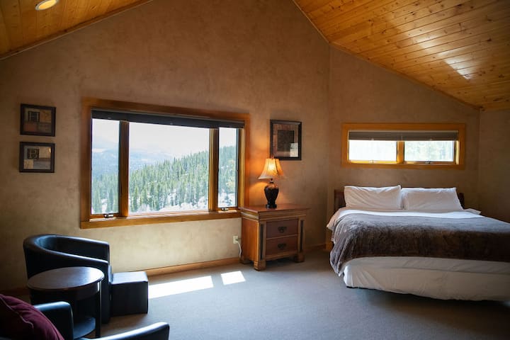 Chumba cha kulala cha kifalme chenye mandhari ya kipekee