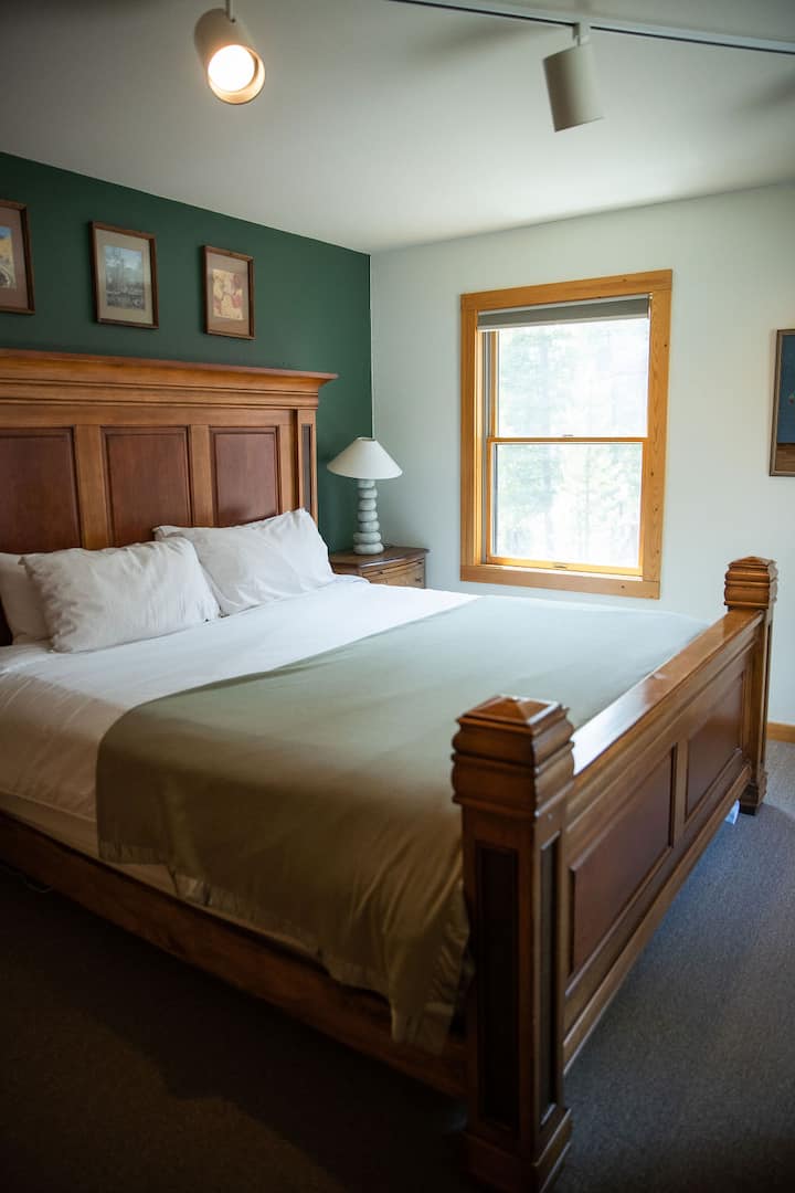 Chumba cha kulala cha kifalme kwenye ghorofa kuu nje ya jikoni