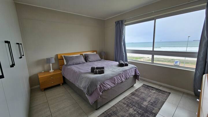 Главна спална соба, со неверојатен поглед на океанот.