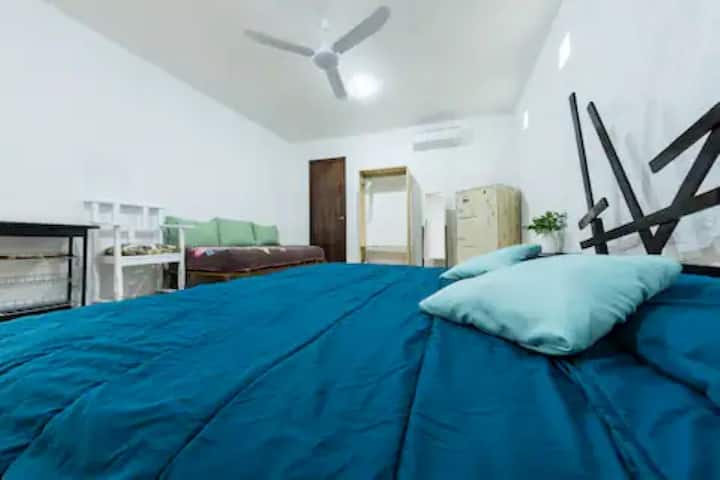 חדר שינה ראשי עם מיטת קינג סייז ומיטת יחיד נוספת 