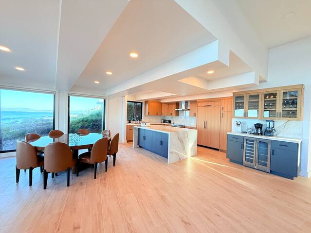 Newly Renovated Ocean-Front Home in Monterey Bay gallery image 3