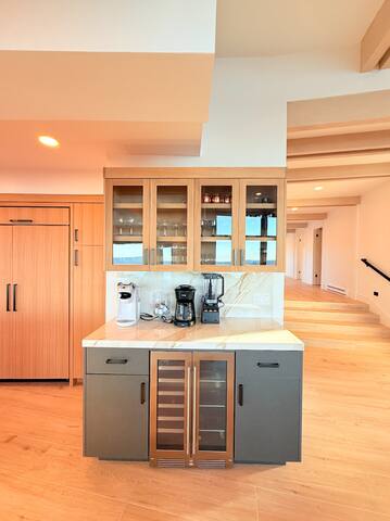 Newly Renovated Ocean-Front Home in Monterey Bay gallery image 4