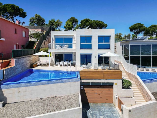 ★ CoastalVillas – Villa Blanca ★ infinity pool