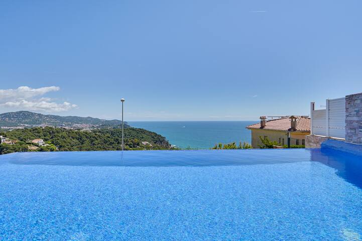 ★ CoastalVillas – Villa Blanca ★ infinity pool gallery image 4