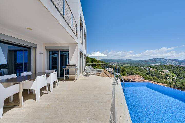 ★ CoastalVillas – Villa Blanca ★ infinity pool gallery image 5