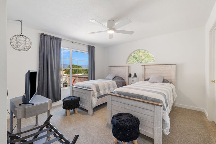 Guest bedroom with 2 twin beds