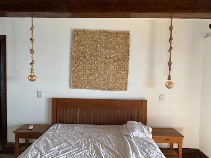 סוויטה עם מיטת קווין סייז, הממוקמת בקומה הראשונה.