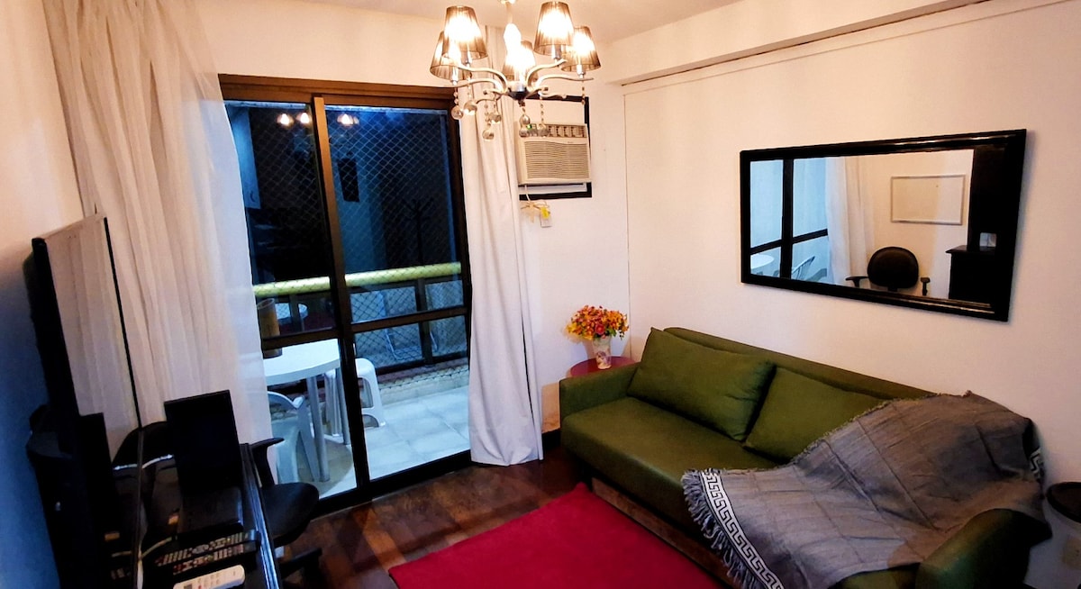 Salon avec banquette, télévision par câble et climatisation